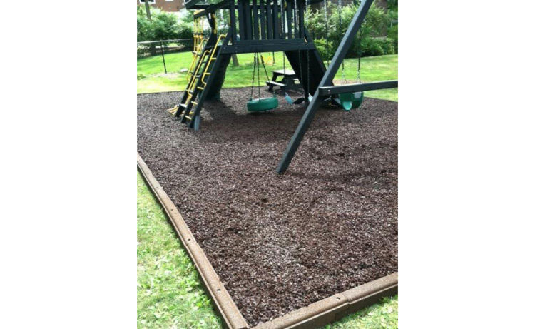 Does Mulch Glue Work On Rubber Mulch? - Custom Park Surfacing